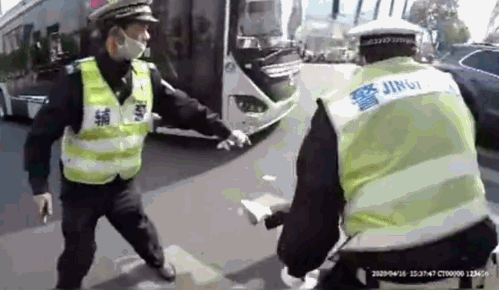 【每日平安130】不服处罚大爷当街撒泼钻车底,奇葩撬锁小贼电臀撞门半小时